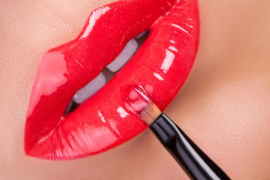 Kırmızı dudaklar yakın çekim.