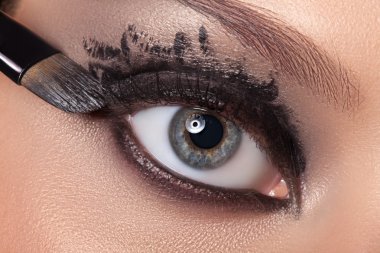 Siyah göz makyajı.