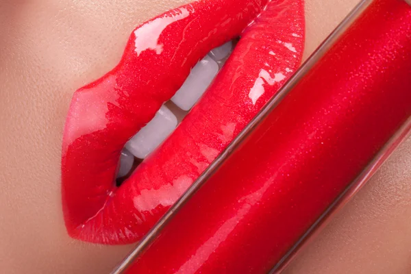 Gros plan sur les lèvres rouges . — Photo