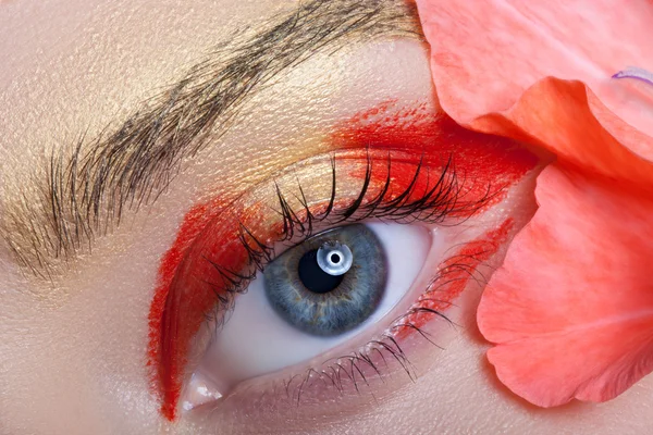 Bellissimo trucco degli occhi e fiori . — Foto Stock