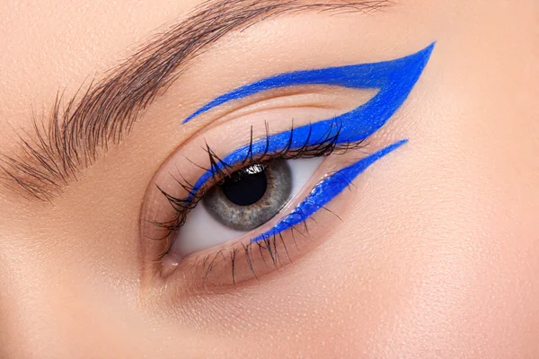 Güzel ve renkli göz makyajı.