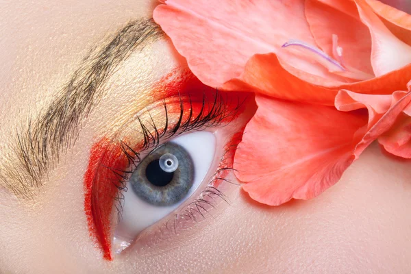 Красивый макияж для глаз и цветы . — стоковое фото