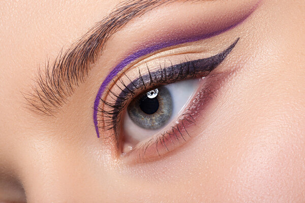 Красивый и красочный макияж глаз
.