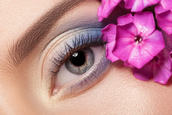 Bela maquilhagem de olhos e flores . — Fotografia de Stock