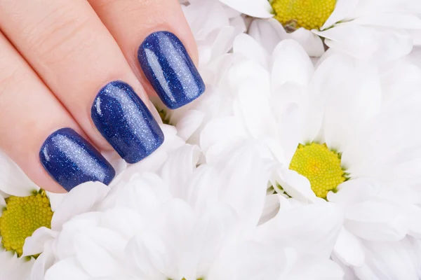 Esmalte de uñas azul . — Foto de Stock