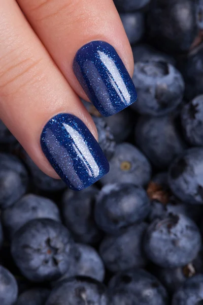 Vernis à ongles bleu . — Photo