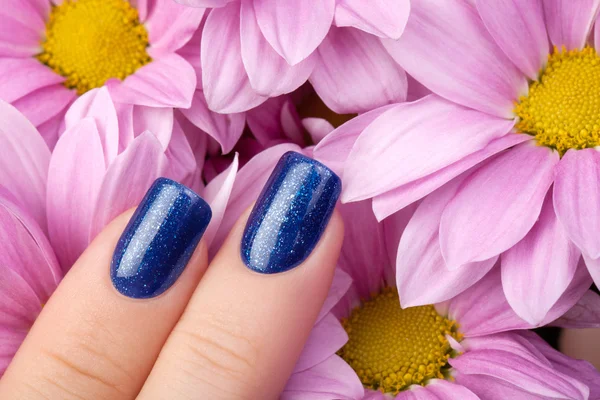 Esmalte de uñas azul . — Foto de Stock