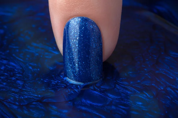 Esmalte de uñas azul . — Foto de Stock