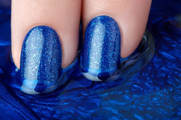 Vernis à ongles bleu . — Photo