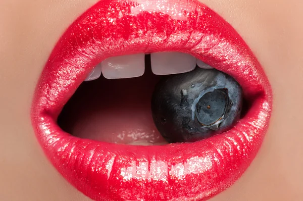 红红的嘴唇与浆果 — 图库照片
