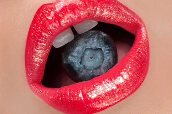 Los labios rojos con bayas — Foto de Stock