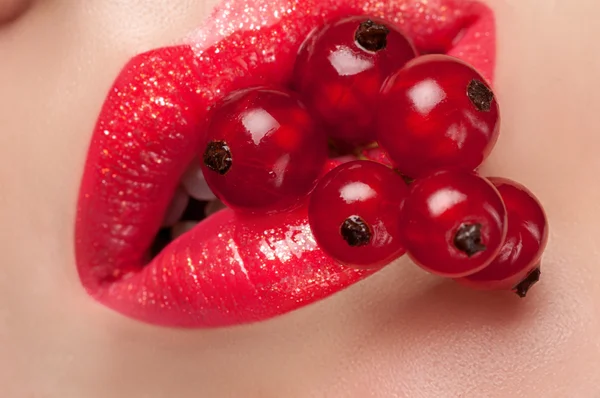 Labios rojos con grosella roja . — Foto de Stock