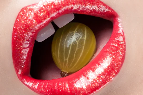 Rode lippen met bessen — Stockfoto