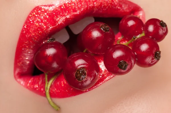 Buzele roșii cu coacăze roșii . — Fotografie, imagine de stoc