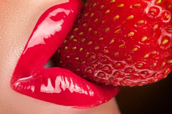 Labios rojos con fresa . — Foto de Stock