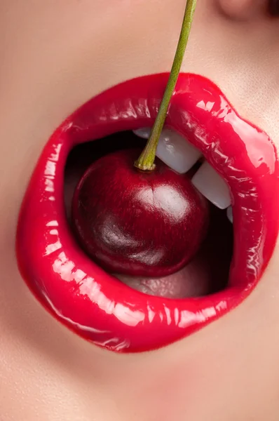 Червоні губи з вишнею . — стокове фото