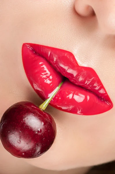 Κόκκινα χείλη με ένα κεράσι. — Φωτογραφία Αρχείου