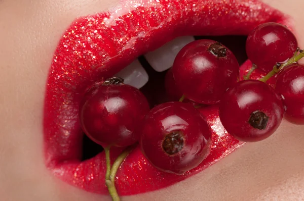 Rote Lippen mit roten Johannisbeeren. — Stockfoto