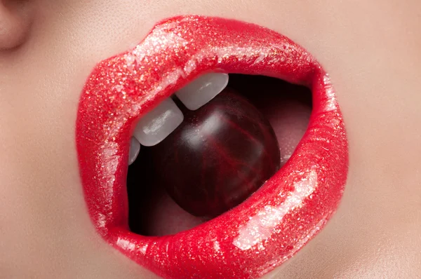 红红的嘴唇与浆果 — 图库照片
