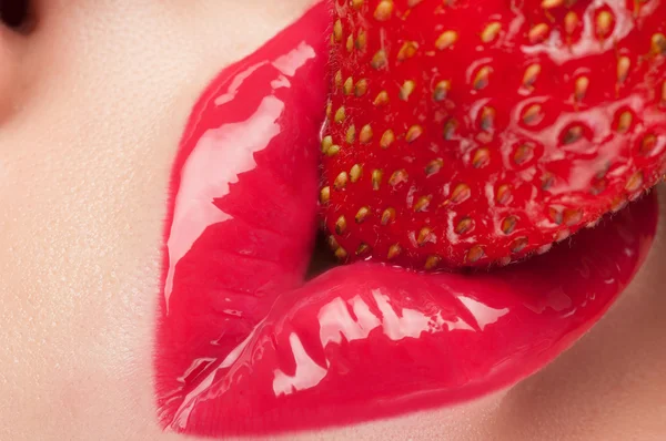 Rode lippen met aardbei. — Stockfoto