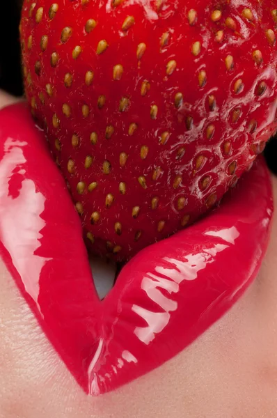 Red lips with strawberry. — Stock Photo, Image