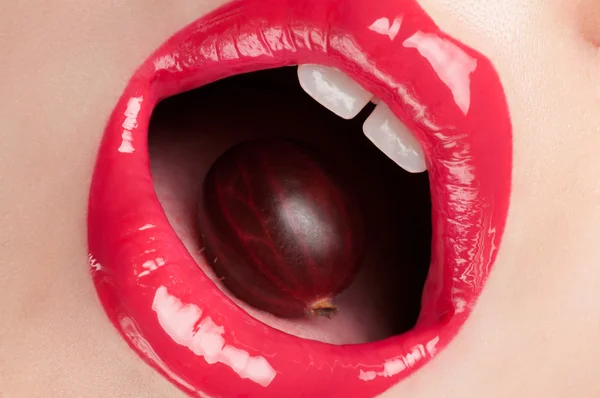 红红的嘴唇，用一颗樱桃. — 图库照片