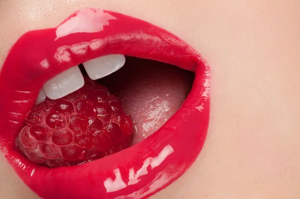 Rode lippen met framboos. — Stockfoto