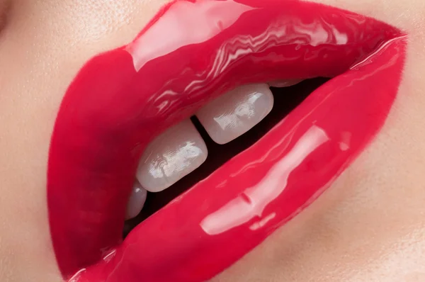 Labios rojos de cerca . — Foto de Stock