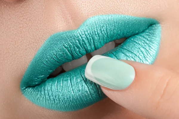 Lippen close-up en manicure. — Stockfoto