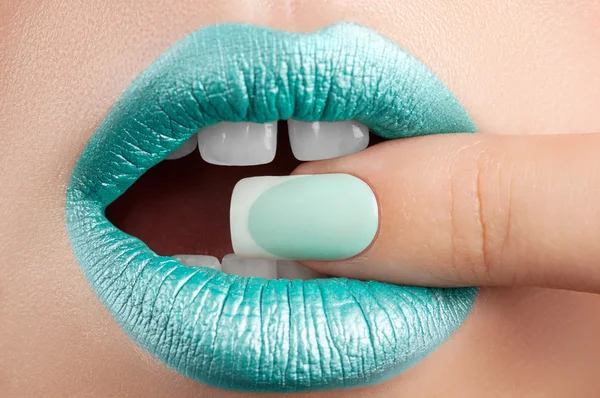 Labios primer plano y manicura . — Foto de Stock