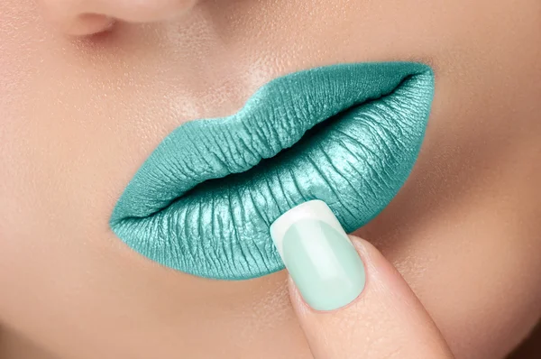 Labios primer plano y manicura . — Foto de Stock