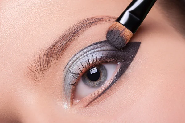 güzel göz makyajı ile.