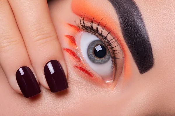 Eye makeup and manicure. — Stock Photo, Image
