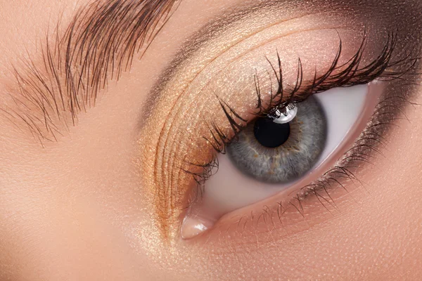 Schönes Auge mit Make-up. — Stockfoto