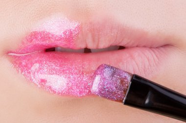 Dudakları ile pembe glitter.