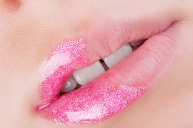 Dudakları ile pembe glitter.