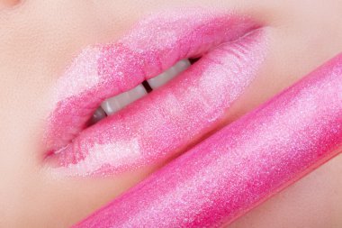 Dudakları ile pembe glitter.