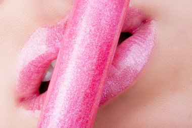 Dudakları ile pembe glitter.