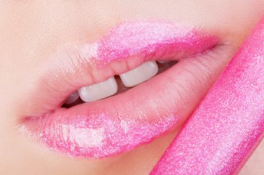 Dudakları ile pembe glitter.