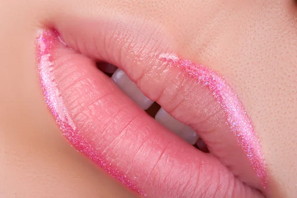 Labios rosados de cerca . —  Fotos de Stock