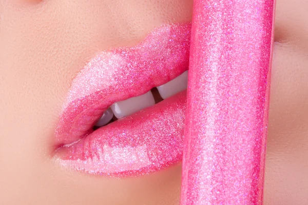 Bibir merah muda close-up . — Stok Foto