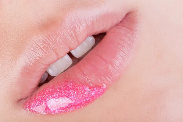 Bibir dengan glitter merah muda . — Stok Foto