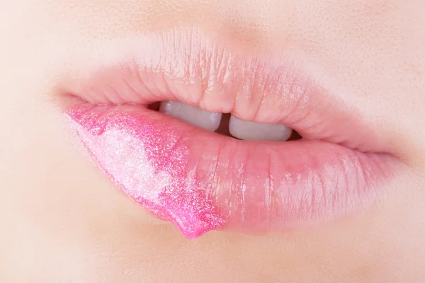 Labios con purpurina rosa . — Foto de Stock