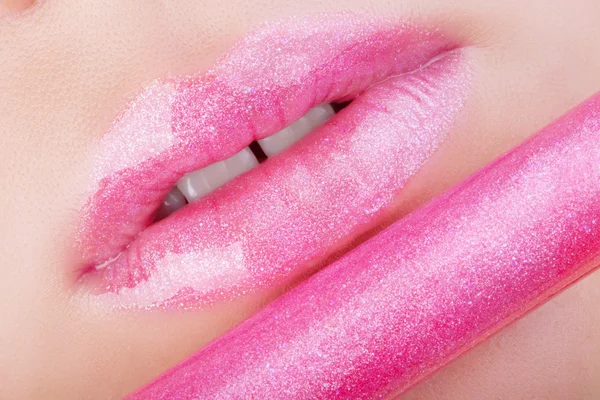 Lips with pink glitter. — Stock Photo, Image