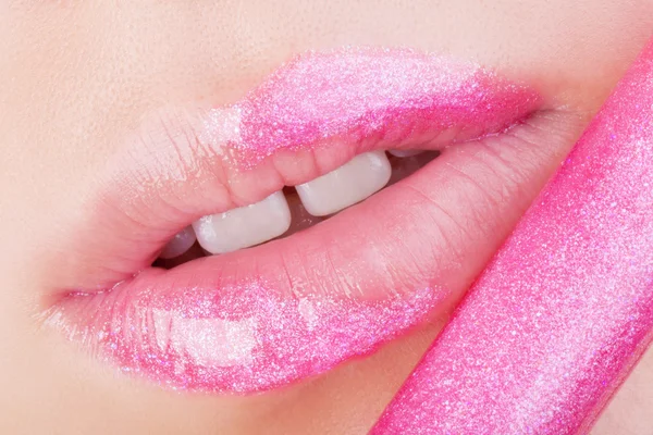 Rózsaszín csillogó ajkak. — Stock Fotó