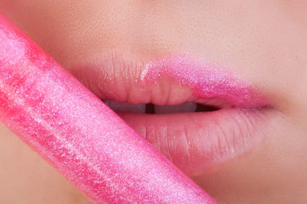 Bibir dengan glitter merah muda . — Stok Foto