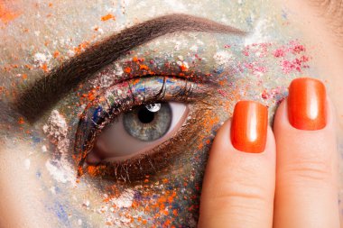 Çok güzel makyaj ve manikür.