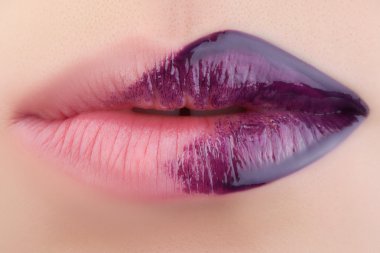 Kırmızı dudaklar yakın çekim.