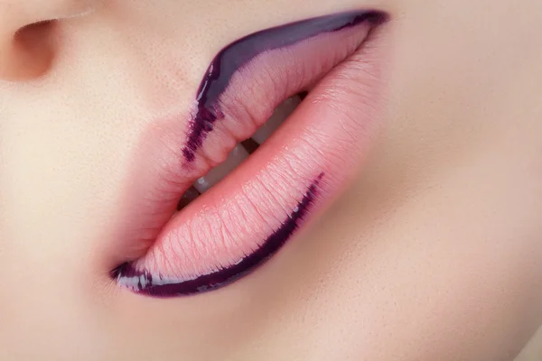 Rote Lippen in Großaufnahme. — Stockfoto