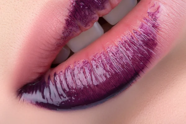 Rode lippen close-up. — Stockfoto